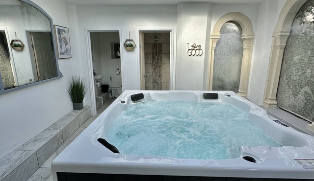 Historic Charm : Perfect For Groups. Hot tub and plenty of parking onsite