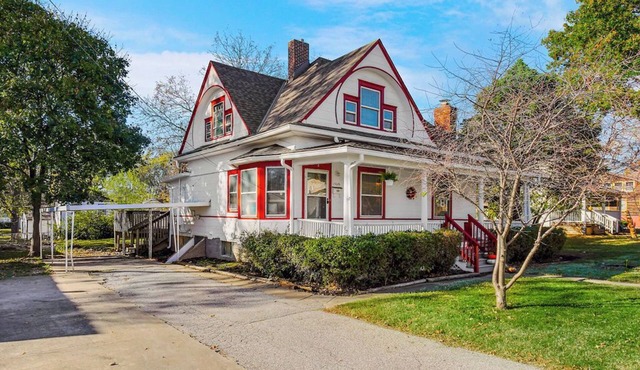 Historic Charm: Spacious 4BR Retreat Sleeps 11
