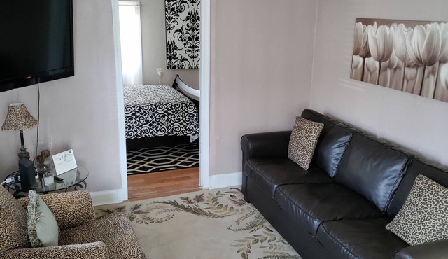 Historic Charm With Modern Comforts & Parking Near Oceanfront and Rivers Casino