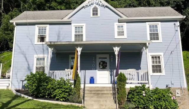 Historic charmer w/firepit surrounded by restaurants, shops and hiking trails