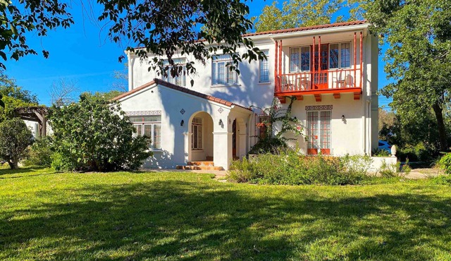 Historic charmer with a pool, gardens, gym, & game room- dogs ok