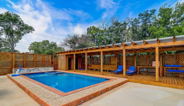 Historic charmer with a pool, gardens, gym, & game room- dogs ok