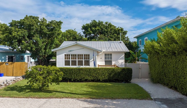 Historic Charming 2-bedroom cottage with WiFi, AC in Key Largo