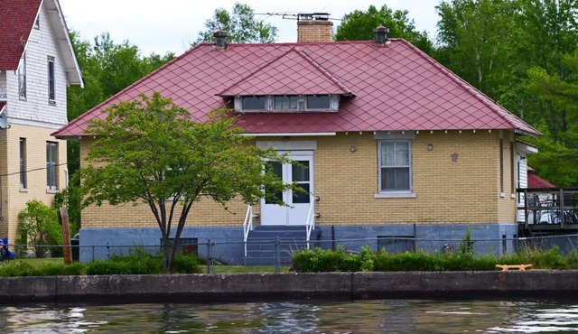 Historic Coast Guard station on Keweenaw Bay, walking distance to beach!
