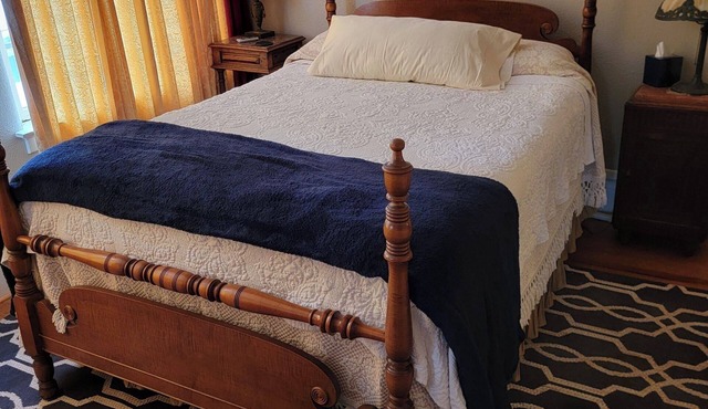 Historic cobblestone home both upstairs Apts on Lake Erie beach , WiFi sleeps 10