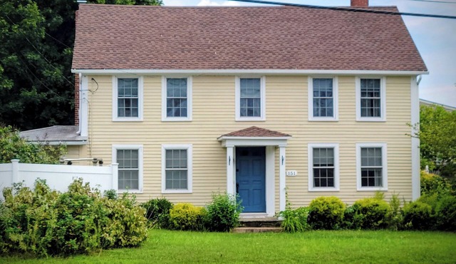 Historic colonial, a short walk to downtown and the beaches!