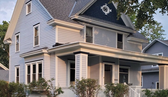 Historic Colonial in downtown De Pere, sleeps 9