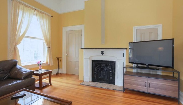 Historic Comfort Atop Downtown - The Aurora Suite