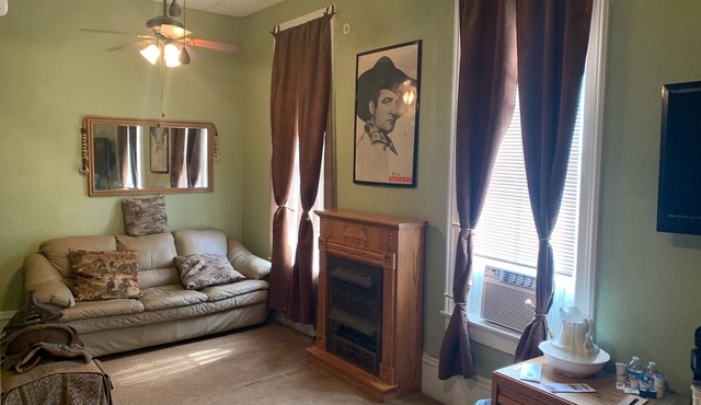 Historic Commercial Hotel(Est. 1868)Tom Mix Suite
