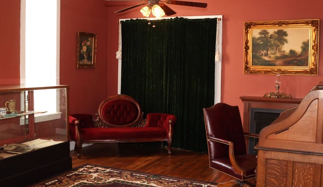Historic Commercial Hotel(Est.1868) "Dam Room"