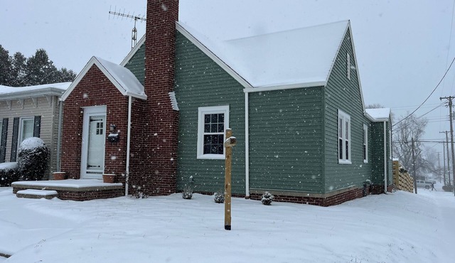 Historic Corner Cottage, 2 King, 1 Full Beds, Fireplace, Downtown Walkable