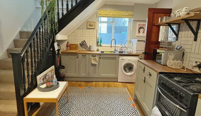 Historic cosy Old Town cottage-parking, garden, 2-min walk to beach