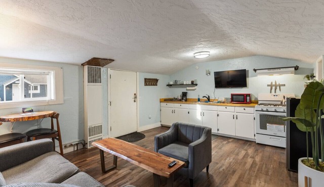 Historic cottage - 10 minute walk to restaurants & trails