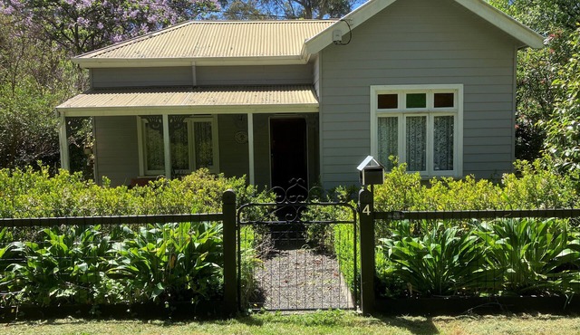 Historic Cottage 4 Riverside Dve. Pet friendly, flat fenced yard on the River.