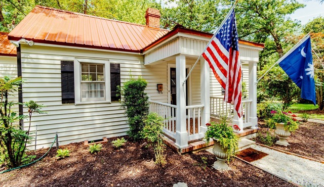 Historic Cottage - At Hopelands Gardens close to Hitchcock Woods (Remodeled)