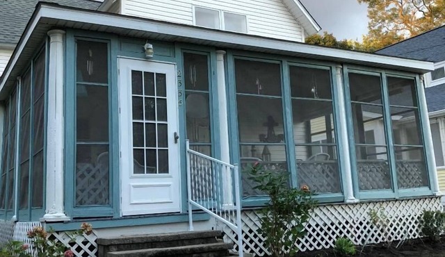 Historic Cottage by Holland State Park and Lake Michigan Beach.