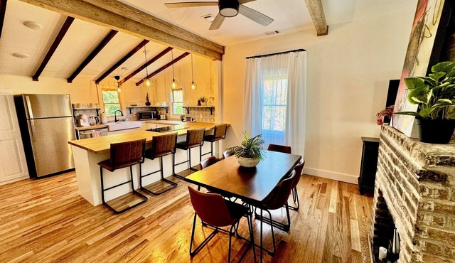 Historic Cottage Downtown Macon with off street parking