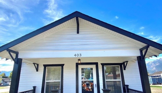 Historic cottage in Stevensville with views of the mission mountains.