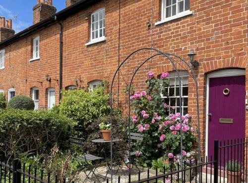 Historic Cottage in Heart of Farnham nr the Castle