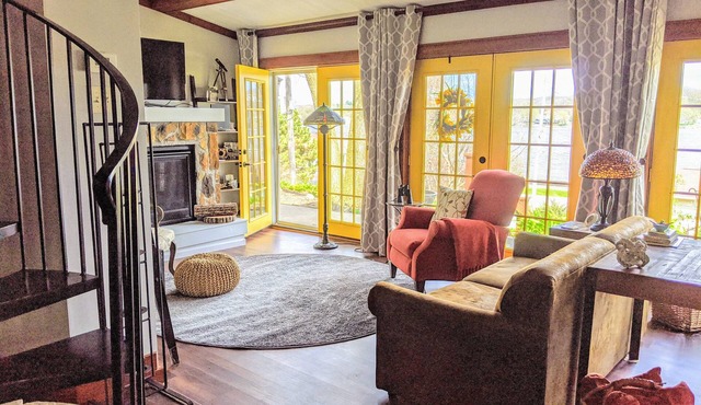 Historic Cottage in LeClaire w/full river views and 3 decks. Dogs welcome