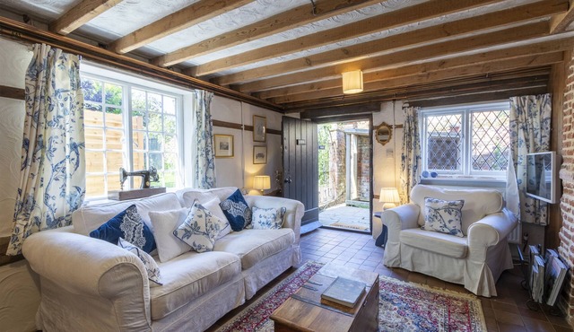 Historic Cottage in village very close to Canterbury