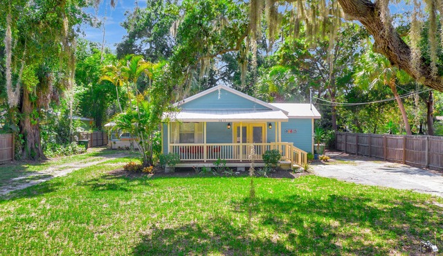 Historic cottage near everything with front porch, large yard, & WiFi - dogs OK