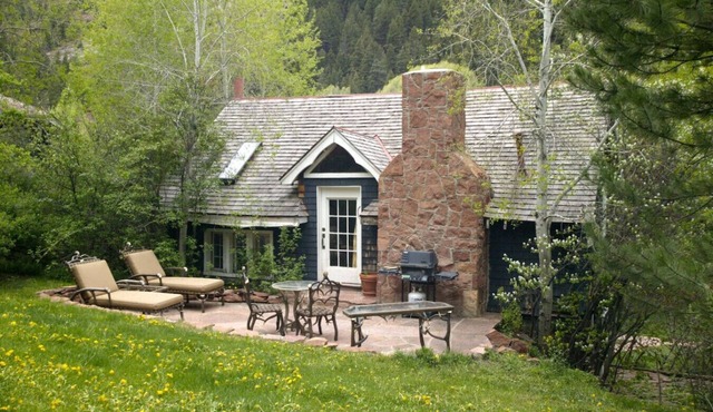 Historic Cottage on Private Estate, Pool & Tennis