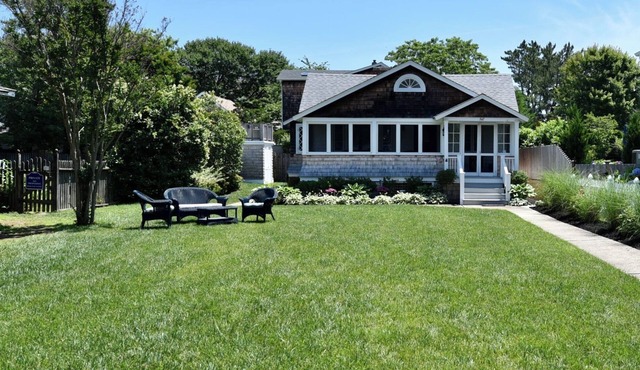 Historic Cottage Overlooking Twilight Lake, 2 Block Walk To Beach & BH Village