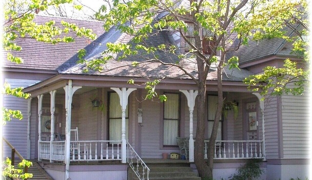 Historic Cottage Sleeps 10 with Pond, S'mores/Hotdog FirePit, Games, BBQ Pit