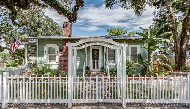 Historic Cottage, super clean, comfortable and well equipped.