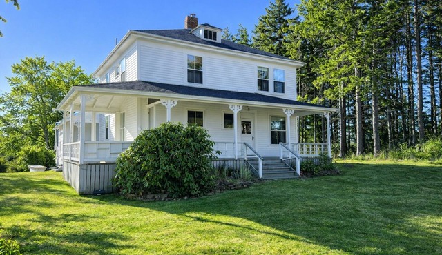 Historic cottage with right of way to Little Harbor!