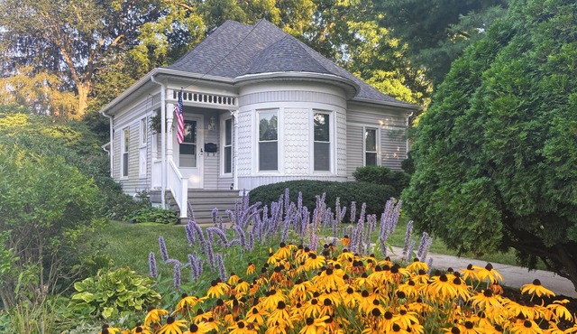 Historic Cottage - Walk to Downtown & Trails