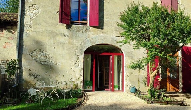 Historic cottage with pets and parking, Périgord Pourpre