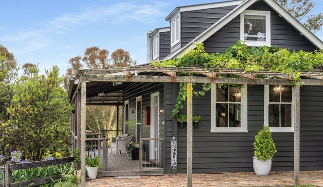 Historic country cottage on beautiful estate minutes from Bowral and Mittagong