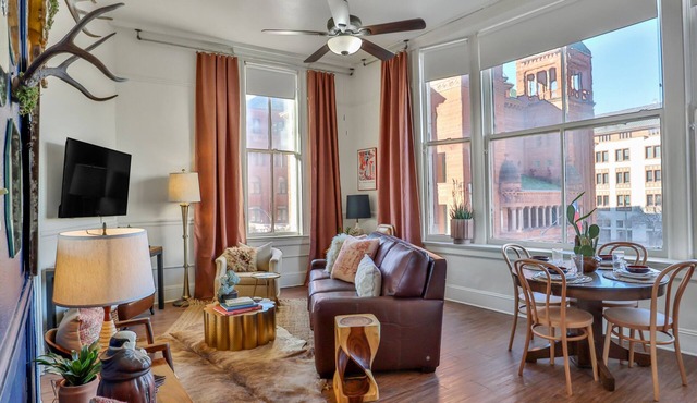 Historic Courthouse View- Chic Suite on Riverwalk
