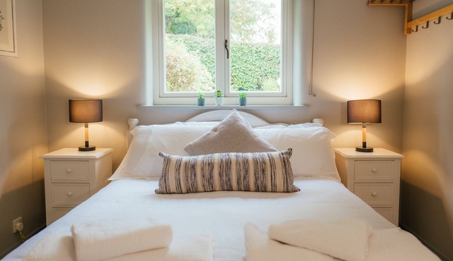 Historic Courtyard cottage with Hot Tub Access