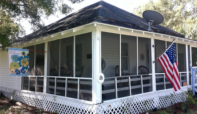 historic cowboy cottage: with clawfoot tub, near shops