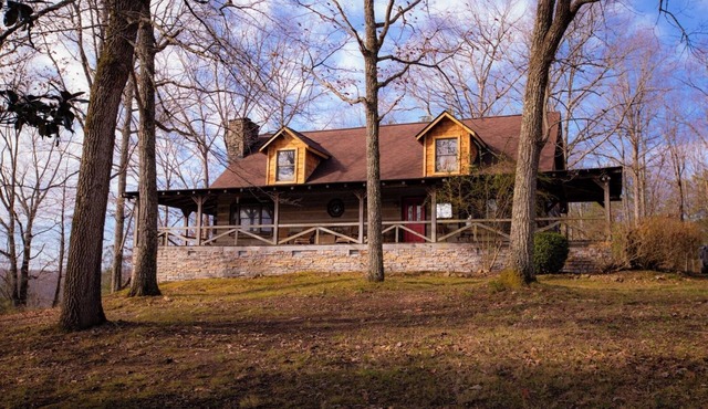 Historic Cozy 4-bedroom Log Cabin with Hot Tub in charming Leipers Fork