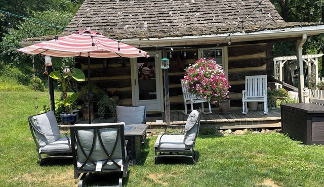 Historic, cozy cabin at Headley Inn Winery & Vineyard with WiFi, AC & Fireplace