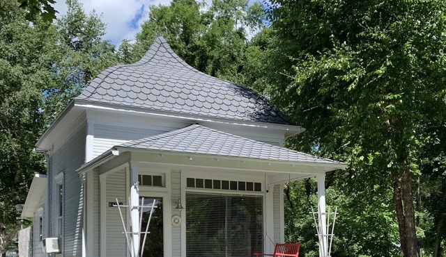 Historic cozy cottage in Walloon Lake village close to Boyne Mountain skiing!