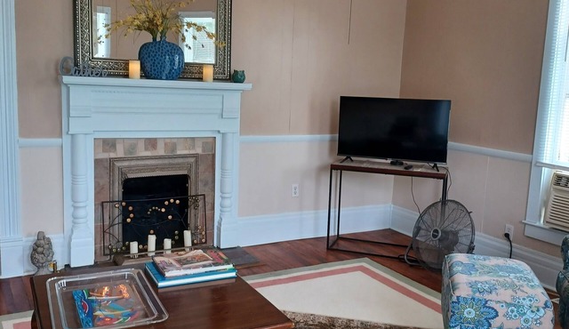 Historic Cozy Cottage 5 to 10 Mins. from, Fishing, Golfing, Waterpark, Hunting