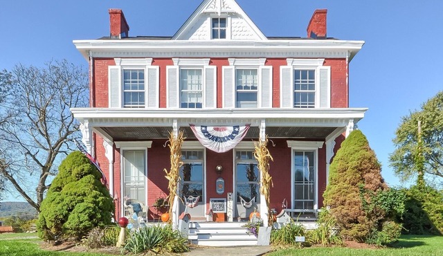 Historic cozy farmhouse in the ❤️ of Myersville , MD close to Rt 70! Welcome Home