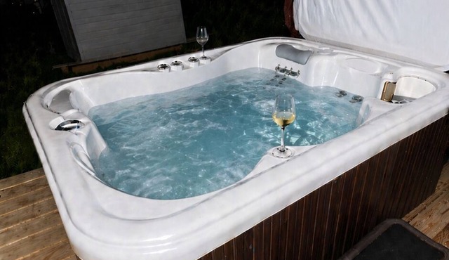Historic Craftsman Hot Tub Walk to Wineries Katy Trail Sleeps 8