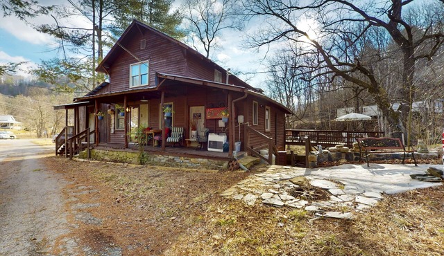 Historic creekside property with alfresco dining space, original fixtures & AC