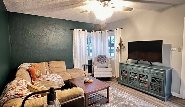 Historic Deereville Home Pet Friendly!