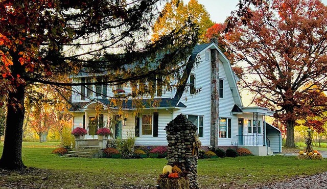 Historic Delavan Lake Farmhouse. Walk to Beach/Boat Launch. Mins to Lake Geneva!