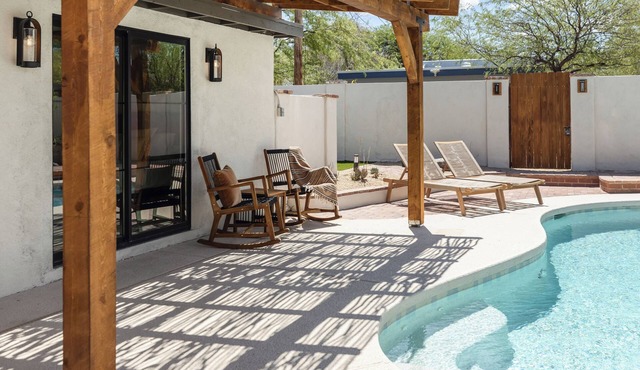 Historic designer retreat w/pool, hot tub & casita near U of A & dining