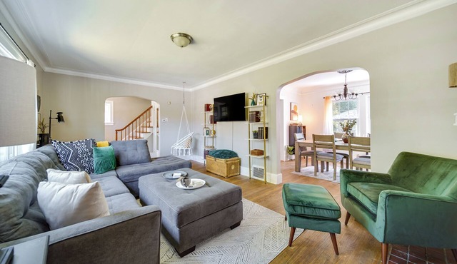 Historic Detroit Bungalow: Pet & Family Friendly