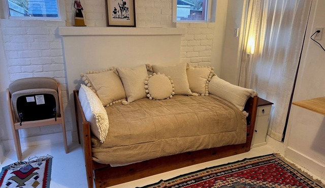 Historic Dillinger Studio. Walking to university and downtown, Pet friendly.