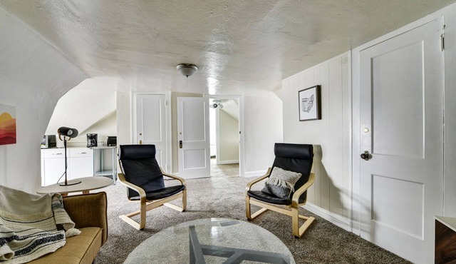Historic District 1BR on 3rd Floor near Cleveland Clinic ~ Quiet & Safe